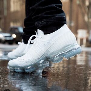 Women’s Nike Vapormax FlyKnit Sneakers Size 8 White & Gold